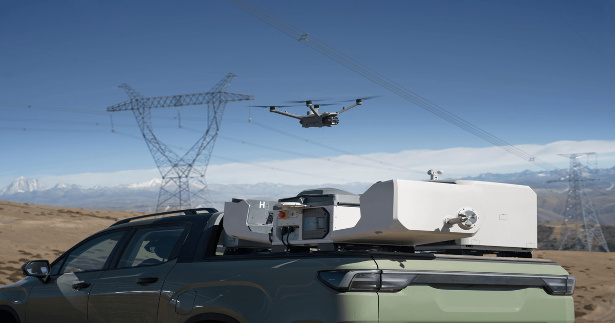 gambar dji dock 3 yang sedang terbang di atas mobil.